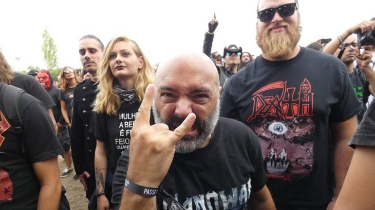 Este é o primeiro documentário sobre o heavy metal em Portugal, desde as primeiras bandas à atualidade