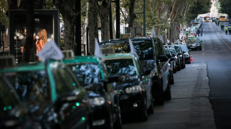 Mais de 1.300 táxis pararam em Lisboa, Porto e Faro