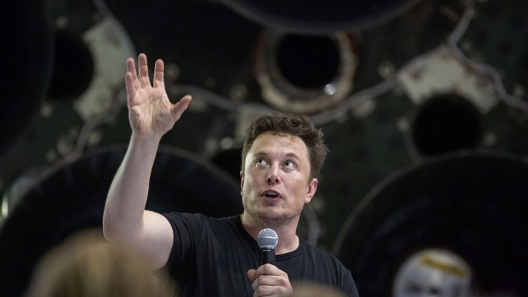 Elon Musk é o presidente executivo da Tesla e fundador e presidente executivo da SpaceX. É uma das 50 pessoas mais ricas no mundo.