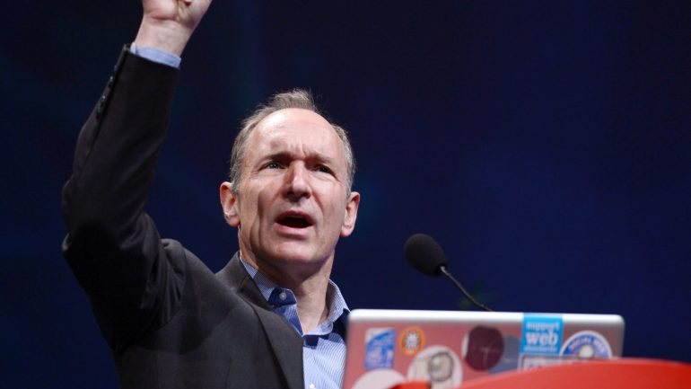 Sir Tim Berners-Lee, também conhecido como 'TimBL', é o cientista informático considerado como inventor da Internet