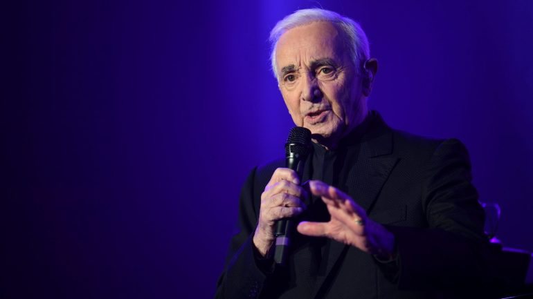 Charles Aznavour continuava a cantar, aos 94 anos. Tinha sido obrigado a cancelar concertos este verão devido a um braço partido
