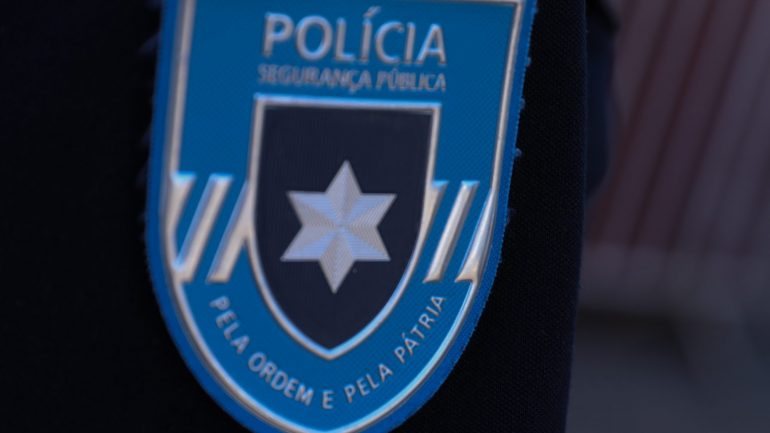 A PSP do Estoril e da Esquadra de Investigação Criminal começaram a realizar diligências por volta das 20h00 de segunda-feira