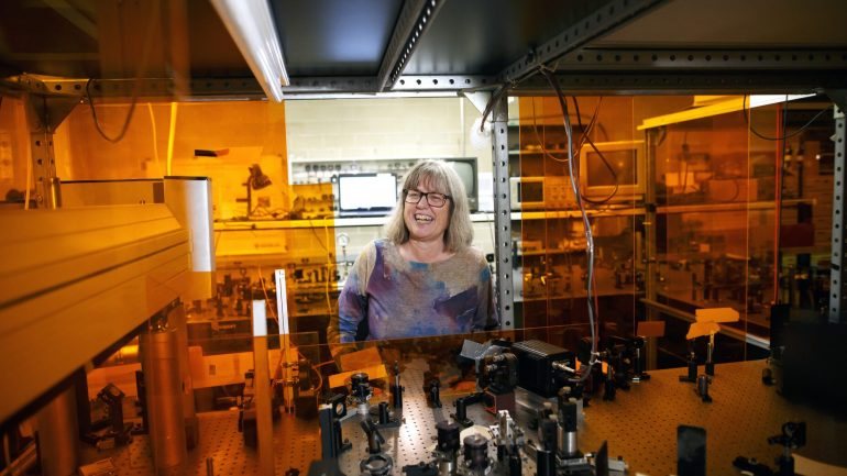 Donna Strickland e Gérard Mourou criaram impulsos laser ultra-curtos e de alta intensidade, capazes de registar os eventos mais rápidos criados pela humanidade