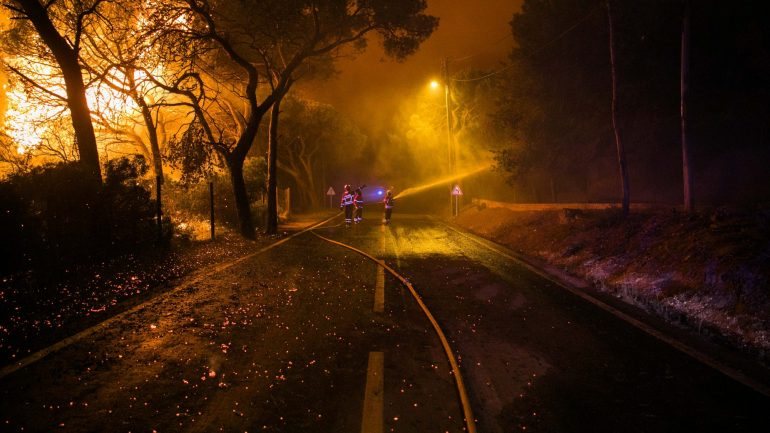 O incêndio deflagrou no sábado, às 22h50, na zona da Peninha, na serra de Sintra e alastrou depois ao concelho de Cascais