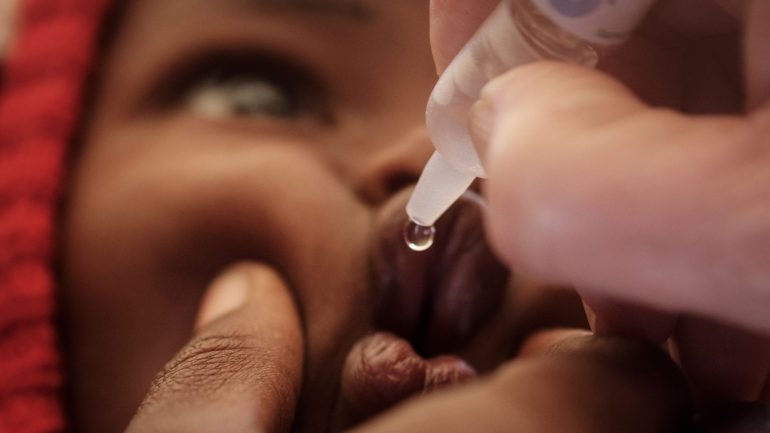 Tem sido feito um esforço de vacinação contra a poliomielite em todo o mundo para erradicar a doença