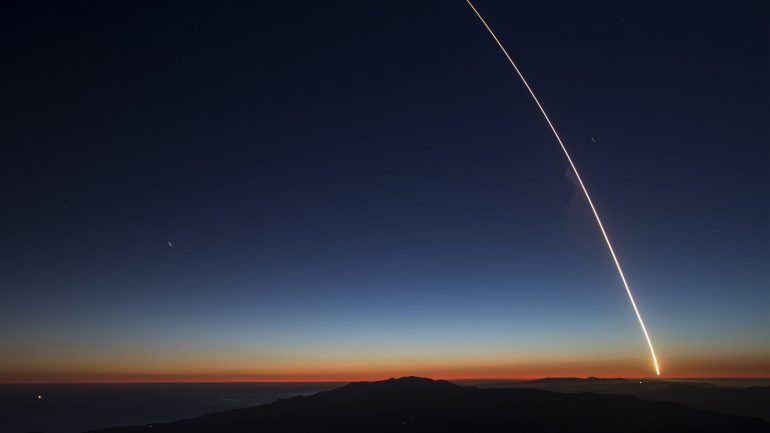 O rasto deixado pelo lançamento do foguetão Falcon 9 para o espaço