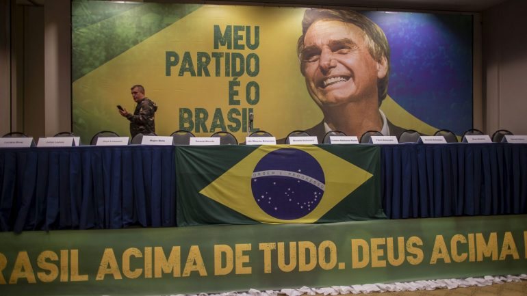 Jair Bolsonaro foi o candidato mais votado mas a percentagem de votos não chegou para vencer Fernando Haddad logo na primeira volta