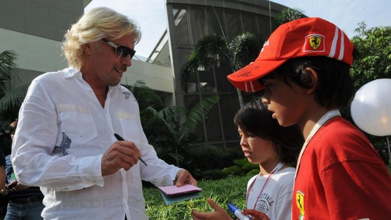Milionário Richard Branson é o dono da Virgin Galactic