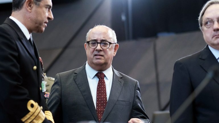 O ministro Azeredo Lopes numa reunião de ministros da Defesa da NATO na semana passada