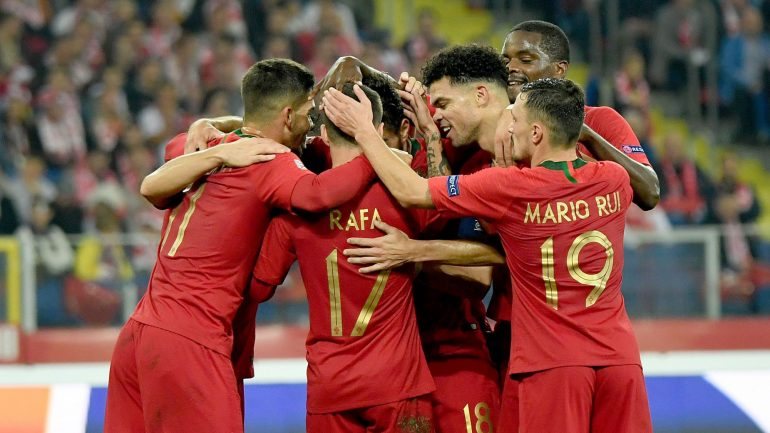 Jogadores portugueses festejam o segundo golo: ainda antes do intervalo, Seleção deu a volta ao resultado em 12 minutos