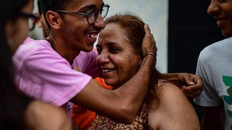 Yamileh Saleh, a mãe do ex-dirigente estudantil, celebra a libertação do filho detido desde 2014