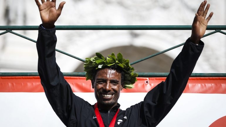 O atleta etíope Limenih festeja a vitória da maratona de Lisboa