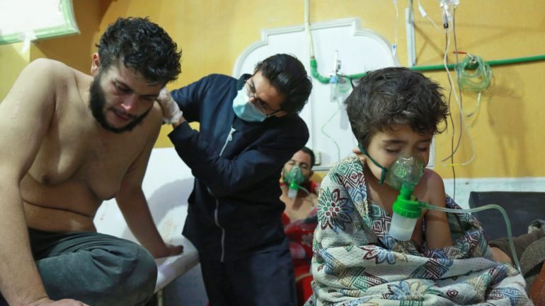 Vítimas de um ataque químico levado a cabo em Ghouta Oriental, em abril de 2018, recebem tratamento