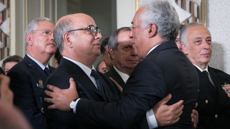 O primeiro-ministro, António Costa, cumprimenta o ex-ministro da Defesa Nacional de se ter demitido das suas funções, devido ao caso da recuperação das armas de Tancos