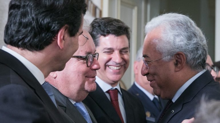 O primeiro-ministro, António Costa, cumprimenta o ex-ministro da Cultura