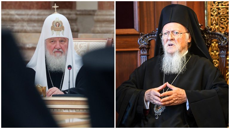O Patriarca Cirilo I de Moscovo (à esquerda) deixa assim de estar sob a autoridade moral do Patriarca Bartolomeu de Constantinopla (à direita)