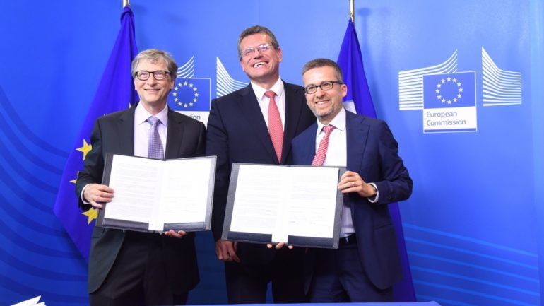 Bill Gates com Maroš Šefčovič, vice-presidente da Comissão Europeia responsável pela União da Energia e Carlos Moedas, comissário europeu com a pasta da inovação
