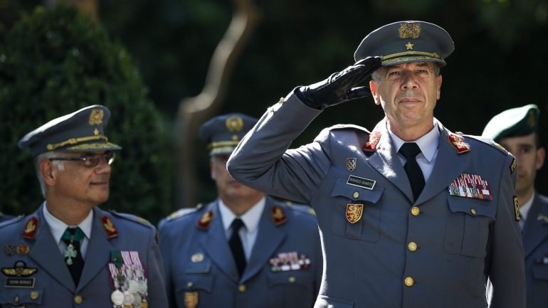 Rovisco Duarte apresentou esta quarta-feira a demissão ao novo ministro da Defesa. PR disse que motivos foram pessoais, mas em carta aos militares, ex-CEMA fala em motivos políticos