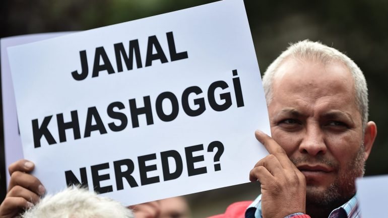 &quot;Onde está Jamal Khasoggi?&quot;, lê-se neste cartaz utilizado numa manifestação em frente ao consulado saudita em Istambul