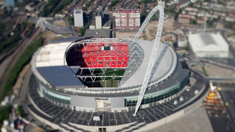 O novo Estádio de Wembley foi construído no mesmo sítio onde estava o antigo e inaugurado em 2007
