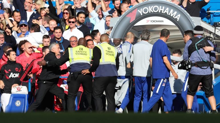 Elemento do Chelsea saiu da zona técnica após o 2-2 para festejar, disse algo a José Mourinho e o treinador português explodiu