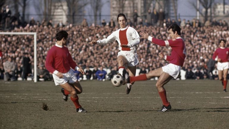 Cruyff entre dois jogadores do Benfica na terceira e derradeira mão da eliminatória de 1969, em Paris