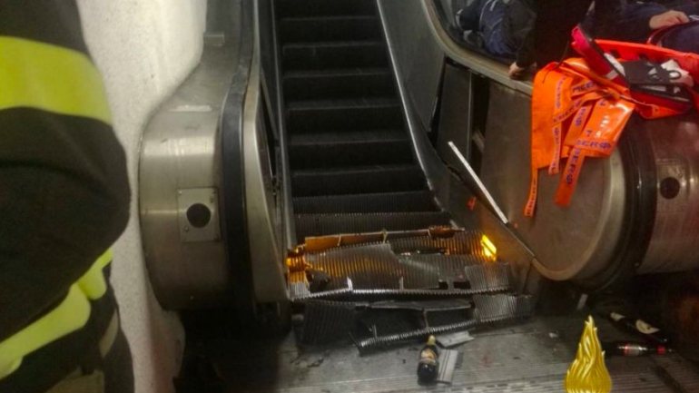 O estado em que ficaram as escadas rolantes de uma estação do metropolitana de Roma, depois das quedas e retirada dos adeptos feridos