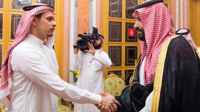 Salah Khashoggi, à esquerda, estende a mão ao príncipe herdeiro da Arábia Saudita, suspeito de ligações aos assassinos do jornalista