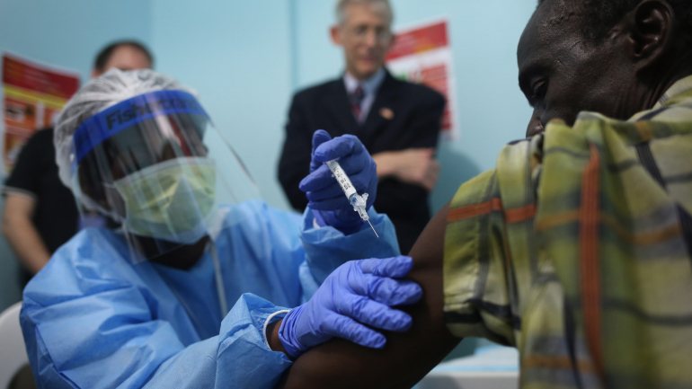 Uma enfermeira da OMS administra uma vacina de ébola em Monrovia, capital da Libéria. (Photo by John Moore/Getty Images)