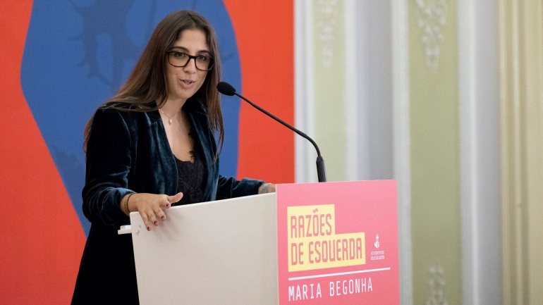 Maria Begonha a discursar no lançamento da candidatura à liderança da JS. Foto: Facebook/Razões de Esquerda