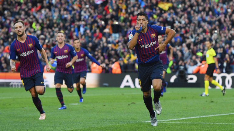 Luís Suárez apontou um hat-trick no Clássico que acabou com goleada do Barcelona ao Real Madrid mesmo sem Messi