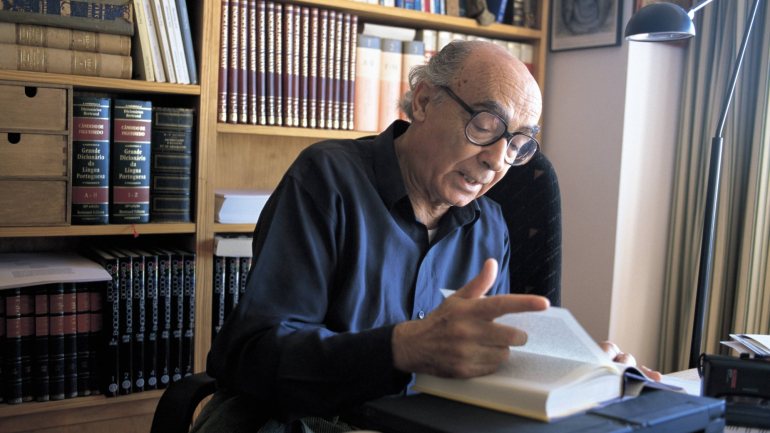 José Saramago foi galardoado com o Prémio Nobel da Literatura em outubro de 1998