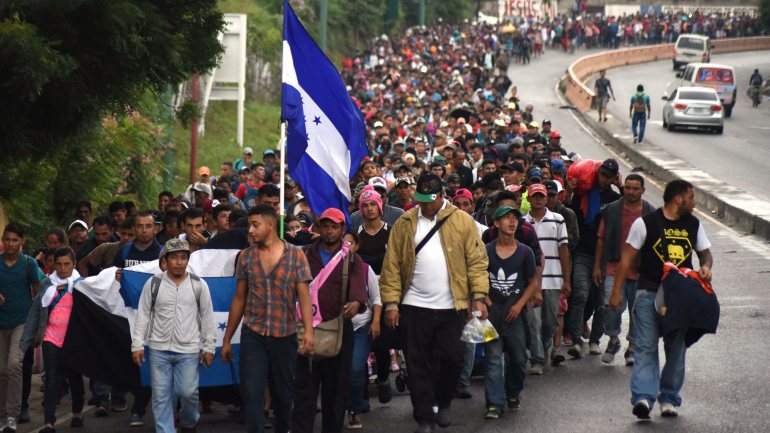Um conjunto de migrantes participam numa caravana em direção aos Estados Unidos, em outubro desde ano. (Foto: Orlando Estrada/AFP)