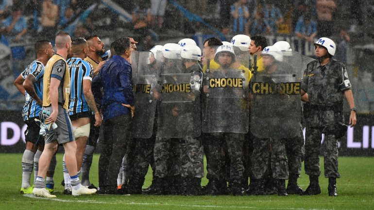 Árbitro uruguaio Andrés Cunha pediu reforço policial ainda com o jogo a decorrer e saiu com a ajuda da polícia de choque