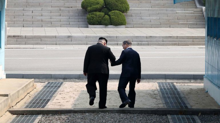 O presidente da Coreia do Sul, Moon Jae-in, e o líder da Coreia do Norte, Kim Jong-un, na cimeira histórica na zona desmilitarizada da fronteira entre os dois países em 27 de abril de 2018