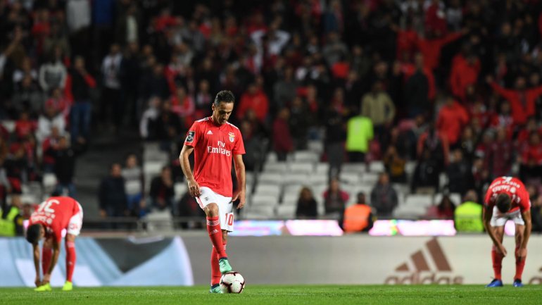 Jonas regressou à titularidade com um golo, o 100.º na Liga, mas foi curto para evitar mais uma derrota do Benfica