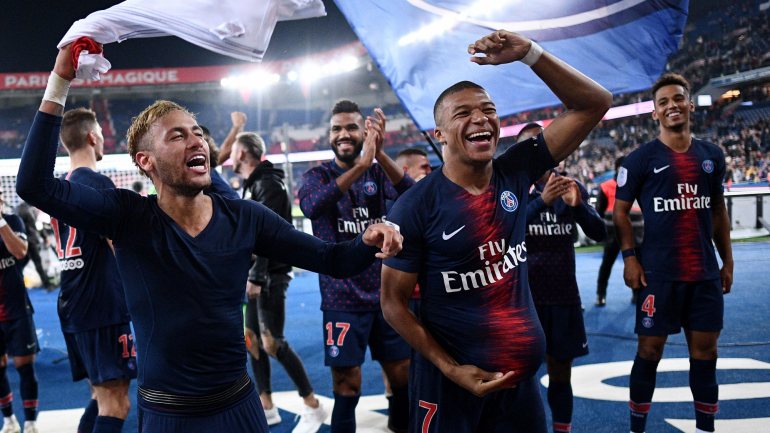 Neymar e Mbappé terminaram a festejar com os adeptos a obtenção de um novo registo histórico nas principais ligas europeias
