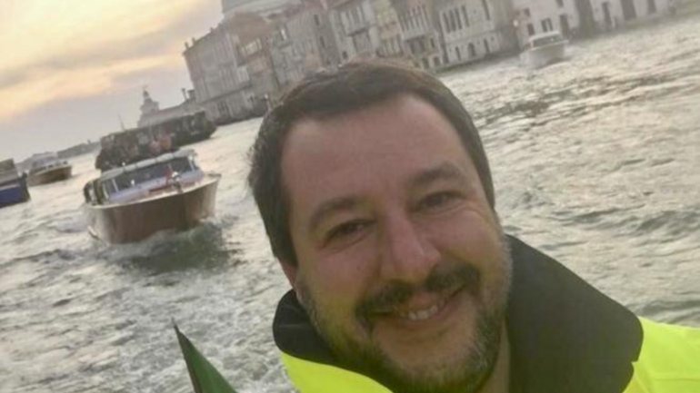 (Selfie de Matteo Salvini que causou polémica, durante a sua visita às zonas afetadas pela tempestade)