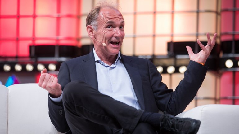 Tim Berners-Lee é um cientista informático que, em 1989, criou a Internet