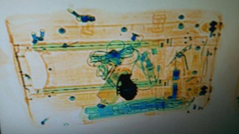 Os Mossos d'Esquadra divulgaram entretanto uma imagem onde é possível ver a fivela em formato de granada de mão mas sem explosivos