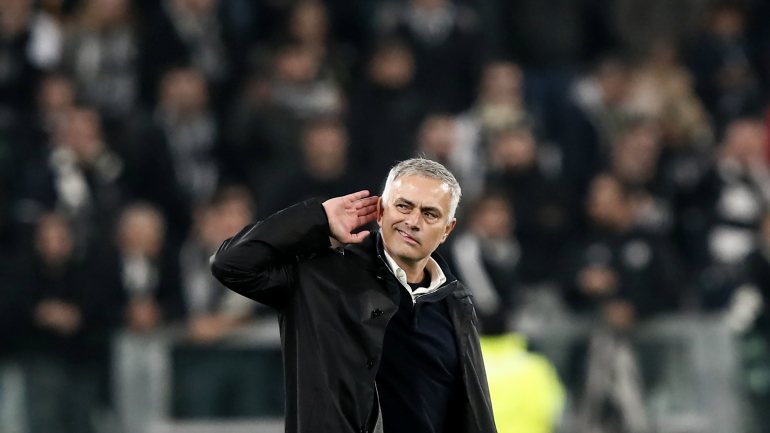 José Mourinho sentiu-se provocado pelos adeptos e reagiu com um gesto que incendiou os ânimos no final do jogo