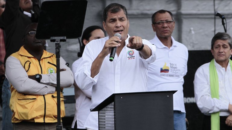 Rafael Correa, citado pela AFP, diz-se vítima de perseguição política