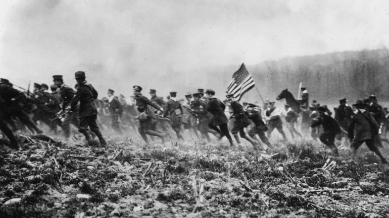 Soldados preparam-se para uma batalha durante a I Guerra Mundial