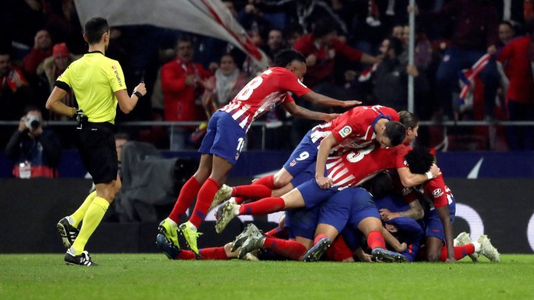 Diego Godín, nos descontos, selou a reviravolta do Atlético e permitiu à sua equipa chegar ao 3-2 final
