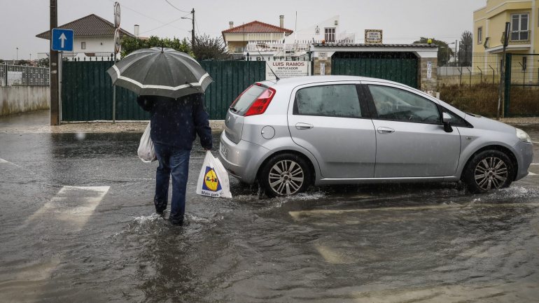 A Proteção Civil recomenda não atravessar zonas inundadas e muito cuidado na condução