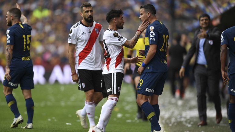 Boca Juniors e River Plate travaram um duelo aceso e com alguns excessos, como aconteceu com Casco e Jara