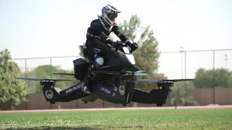 (fotografia de um polícia a pilotar uma hoverbike do modelo S3 2019) -- Fonte: CNN