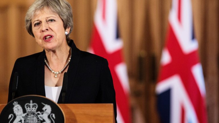 A primeira-ministra britânica, Theresa May, precisa de garantir que os seus ministros aprovam o documento acordado com os negociadores europeus