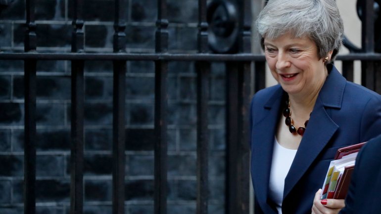 Theresa May à entrada do número 10 de Downing Street na manhã do Conselho de Ministros