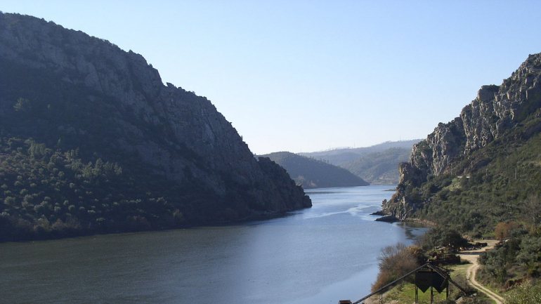 As Portas de Ródão são um monumento natural nas margens do rio Tejo onde são evidentes as escarpas rochosas ideais para os grifos fazerem os seus ninhos